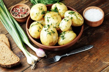 Dereotu ile genç haşlanmış patates