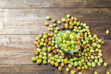 Bektaşi ahşap arka plan üzerinde bir tabak içinde