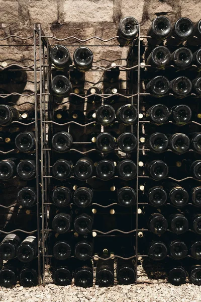 Viele Flaschen Wein im Keller — Stockfoto