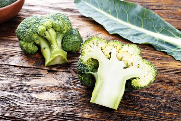 Brokoli segar dipotong setengah. . — Stok Foto