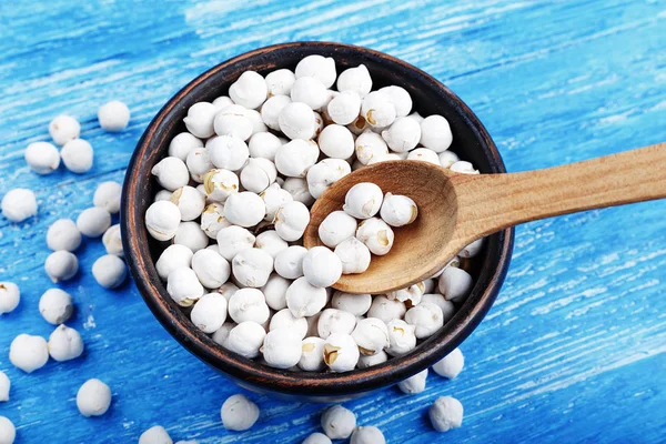 Ahşap arka planda bir kasede nohut