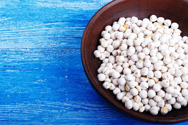 ahşap arka plan üzerinde bir kapta nohut. Üstten Görünüm, t için alan