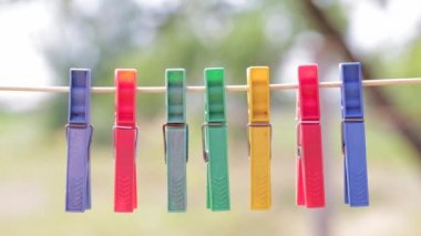 bir ip üzerinde renkli clothespins dönüştürün