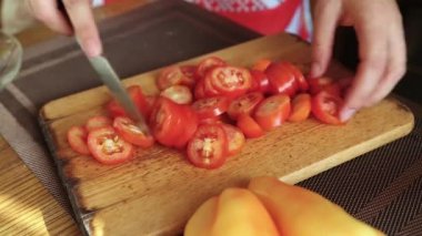 Şef domates keser