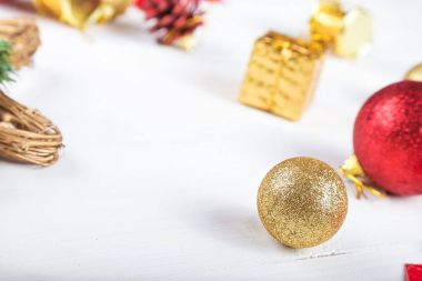 Bir tablo üzerinde Noel oyuncaklar