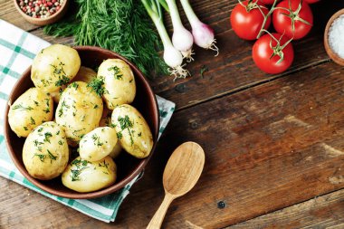 Ahşap bir masa üzerinde sebzeli patates