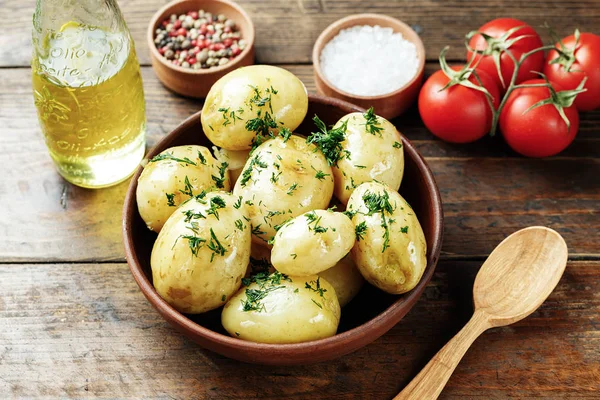 Genç haşlanmış patates