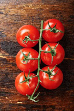 Ahşap arka planda kiraz domatesleri