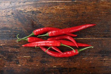 kırmızı biber bir kahverengi ahşap tablo