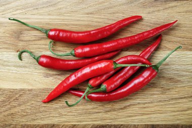 ahşap arka plan üzerinde kırmızı acı biber