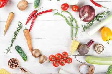 Beyaz arka planda sebzeler