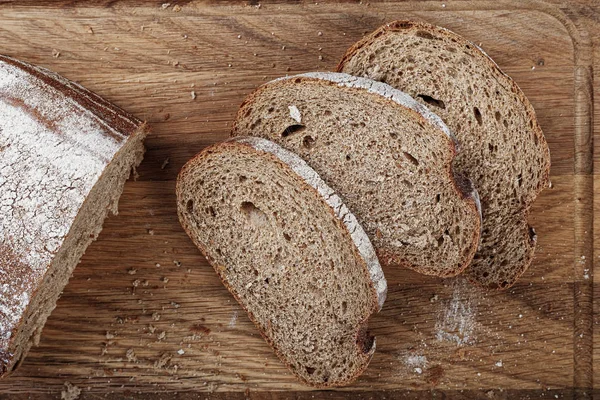 Rebanadas de pan en la mesa de la cocina — Foto de Stock