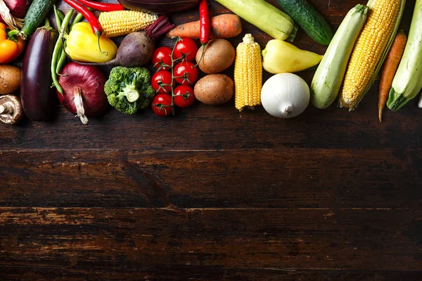 ahşap zemin üzerinde sebze 