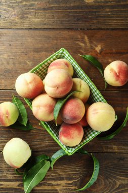 yaprakları ile olgun şeftali