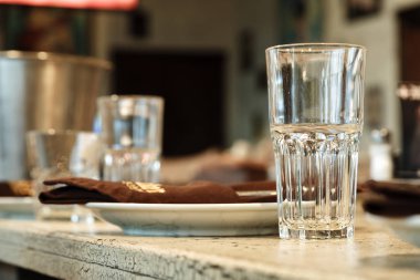 Restorandaki masada boş bardaklar var.