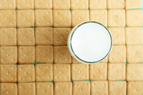 Крекери з молоком — стокове фото