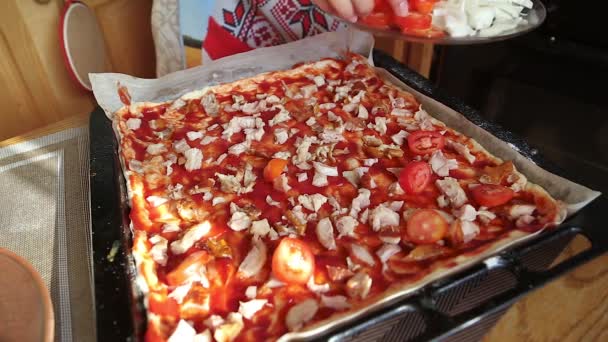 Pizza met tomaten is bereid — Stockvideo