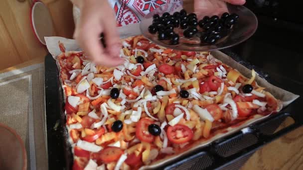 Koken pizza met olijven — Stockvideo