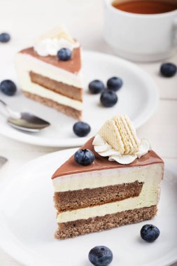 Dilim kek bir plaka ve çay