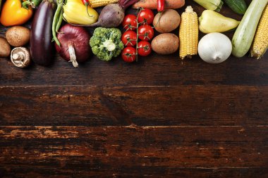 ahşap zemin üzerinde sebze 