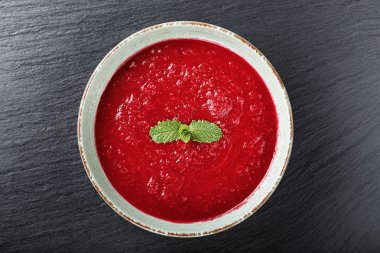 siyah bir zemin üzerine Gazpacho çorbası