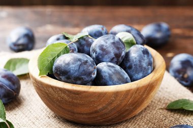 bir tabak içinde olgun Erik