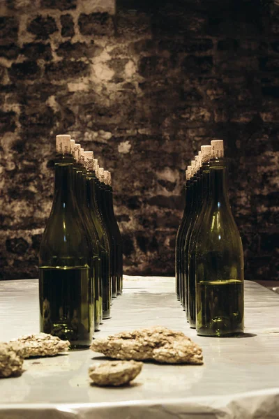Бутылки вина на столе — стоковое фото