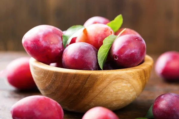 bir tabak içinde olgun Erik