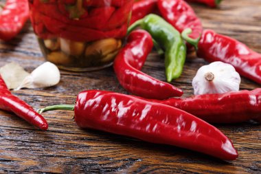 Kırmızı ve yeşil biber baharat ile masanın üzerinde yatan