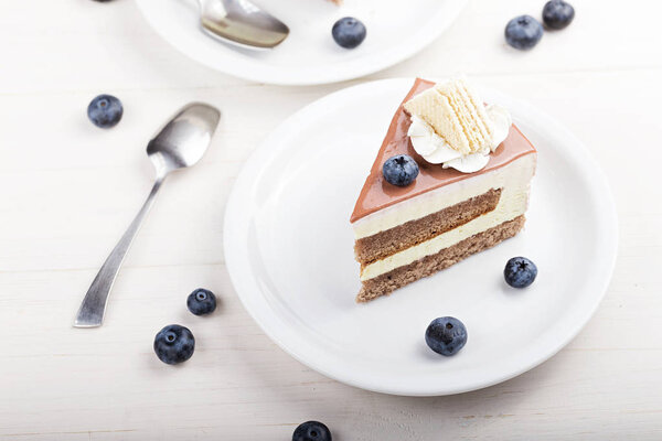 Торт с чаем на белом фоне
