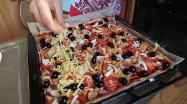 Pizza peyniri serpilir