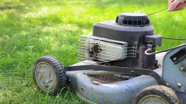 Traktorová sekačka stojí na trávě — Stock video