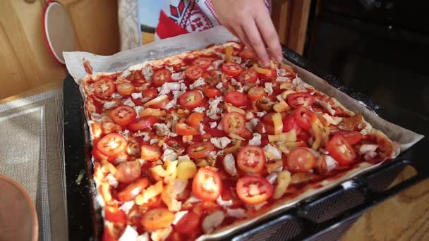 Пицца с мясом дома — стоковое видео