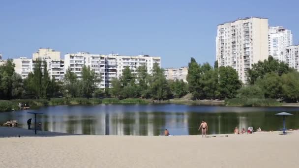 Lago en la ciudad — Vídeos de Stock