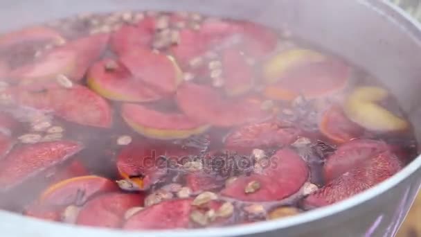 Vino caliente en una olla — Vídeo de stock