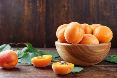 bir tabak içinde olgun kayısı