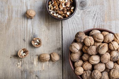 bir tabak içinde bütün ceviz