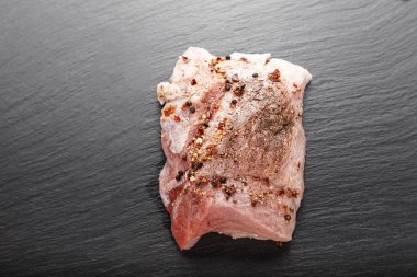 Siyah arka planda çiğ et