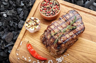 baharat üstten görünüm ile pişmiş biftek