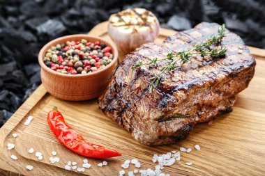 bir ahşap tahta üzerinde pişmiş biftek