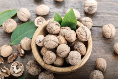 Ceviz bir tabak içinde hasat