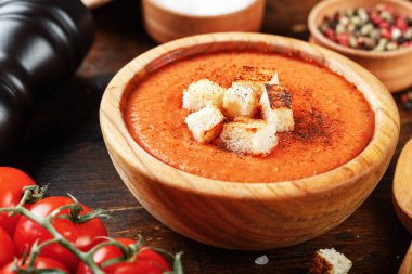 ahşap arka plan üzerinde Gazpacho çorbası