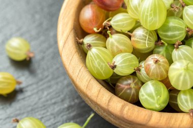 Bir ahşap plaka olgun bektaşi üzümü