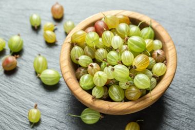 Bir ahşap plaka olgun bektaşi üzümü