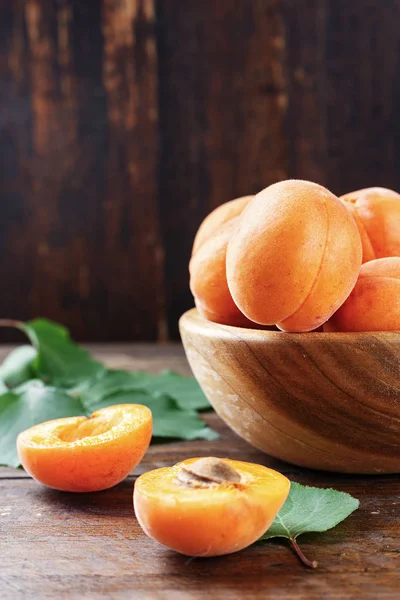 bir ahşap plaka olgun kayısı