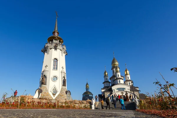 Tourists near the bell tower in the village of Buki — Stock Photo, Image