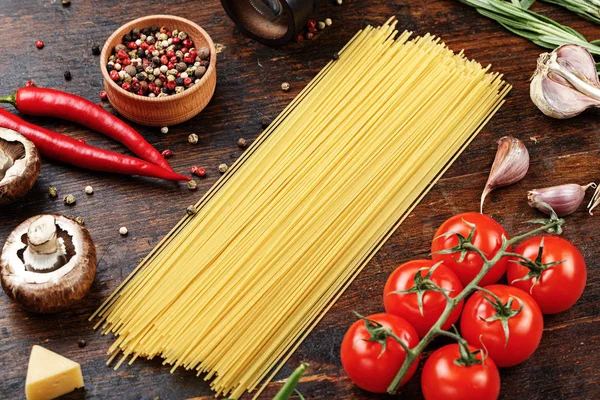 Tablo pişmemiş makarna ve sebzeler