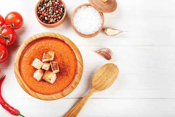 beyaz zemin üzerine Gazpacho çorbası