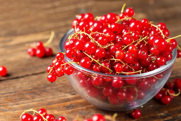 Ahşap arka planda kırmızı frenk üzümü