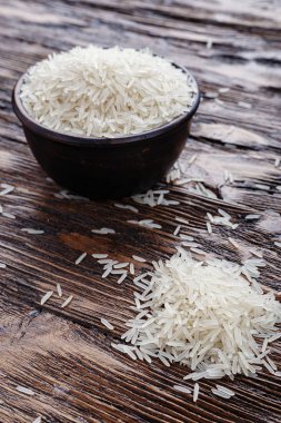 ahşap bir arka plan üzerinde pirinç